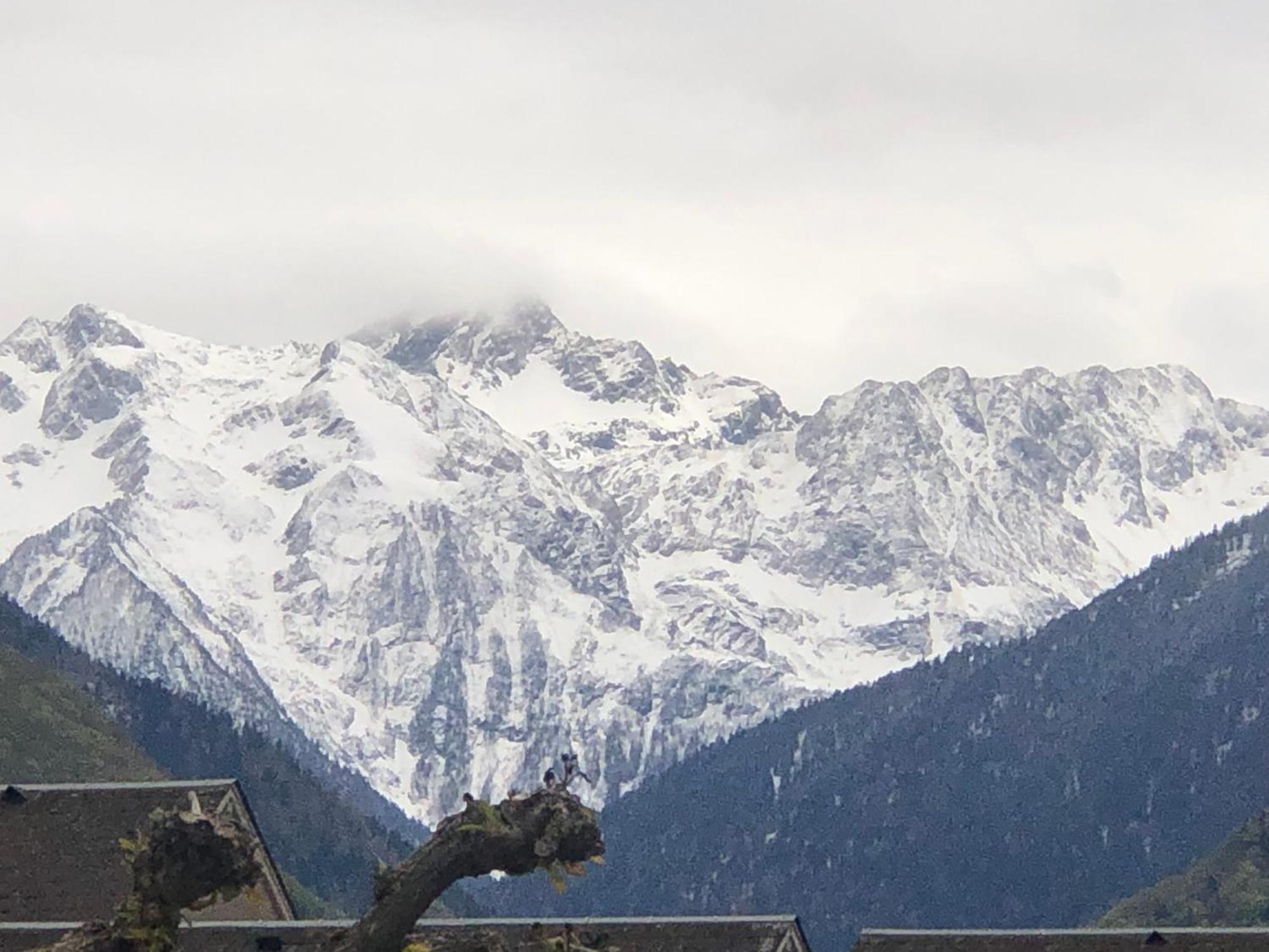 Appart T 3 Bagneres-De-Luchon Vue Montagne - Piscine Mi Juin Exteriör bild